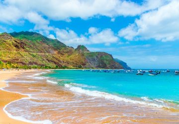 Sie liegen nahe der Westküste Afrikas, gehören aber zu den schönsten und sonnigsten Winterdestinationen Europas. Die Inseln Gran Canaria, Lanzarote, Teneriffa und Furteventura punkten mit Sandstränden, schicken Hotels und vielen hippen Restaurants.