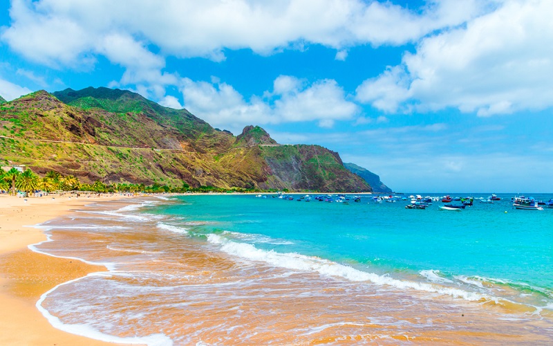 Sie liegen nahe der Westküste Afrikas, gehören aber zu den schönsten und sonnigsten Winterdestinationen Europas. Die Inseln Gran Canaria, Lanzarote, Teneriffa und Furteventura punkten mit Sandstränden, schicken Hotels und vielen hippen Restaurants.
