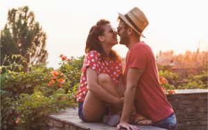 Warum man sich im Urlaub schneller verliebt