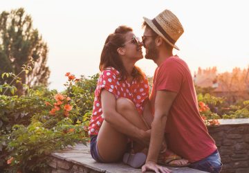 Warum man sich im Urlaub schneller verliebt