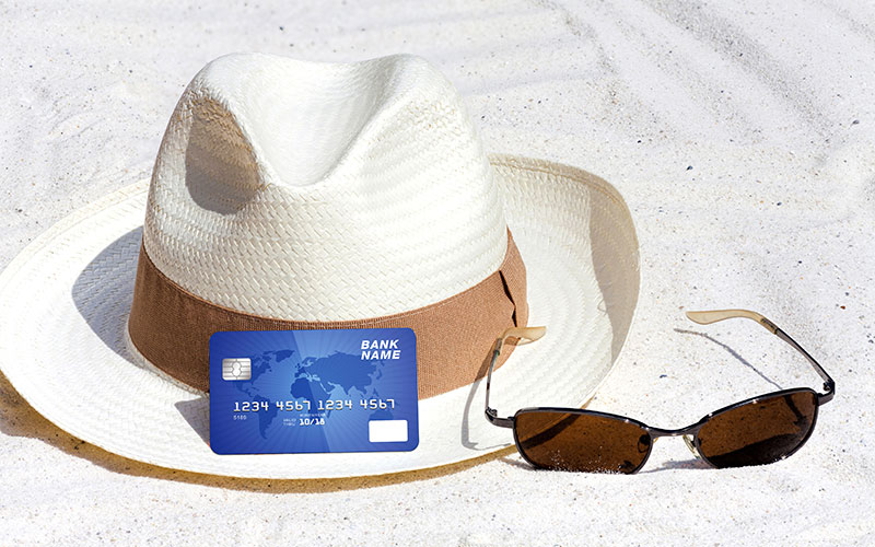 Kreditkarte, Hut und Sonnenbrille