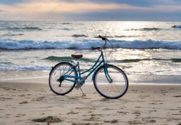 Fahrrad am Strand und Meer